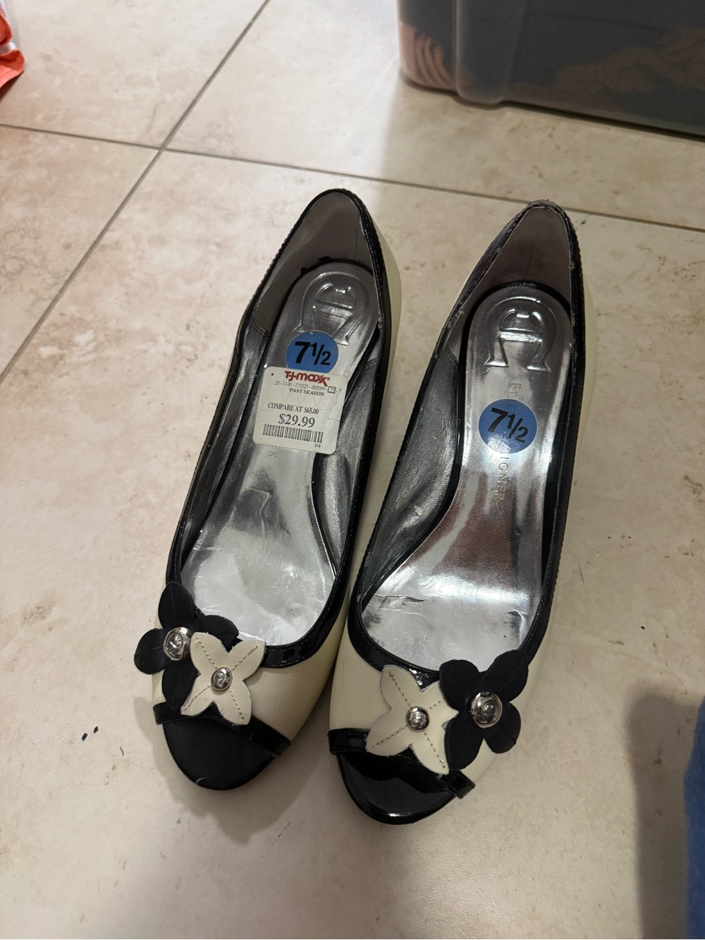 Women’s Two-Tone Black & Cream Peep-Toe Floral Pumps
